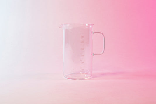 Clear glass coffee server with milliliter markings from 100 to 600 and full glass handle.