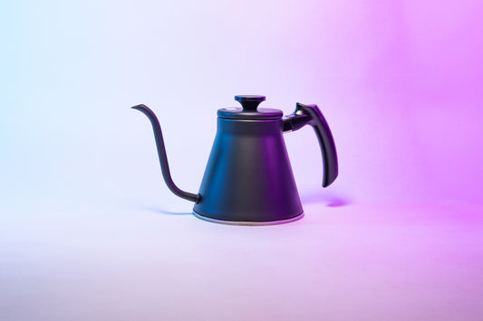 Matte black kettle with gooseneck spout, sloped black plastic handle and flat, black plastic lid knob set against a purple gradient background.

hario v60 "fit" drip kettle matte black